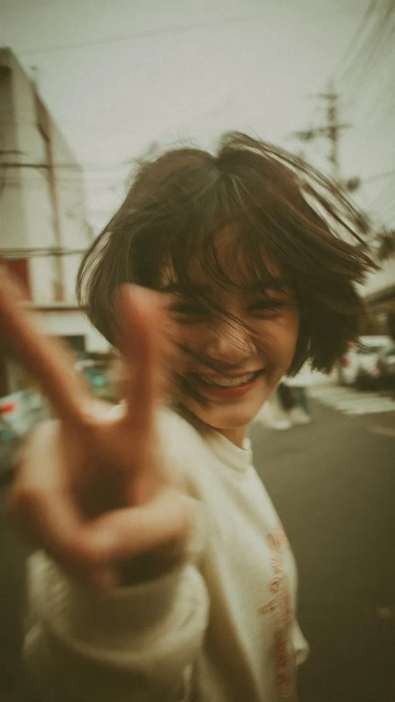 GPT IMAGE 2:Y2K街拍风年轻女性人像提示词