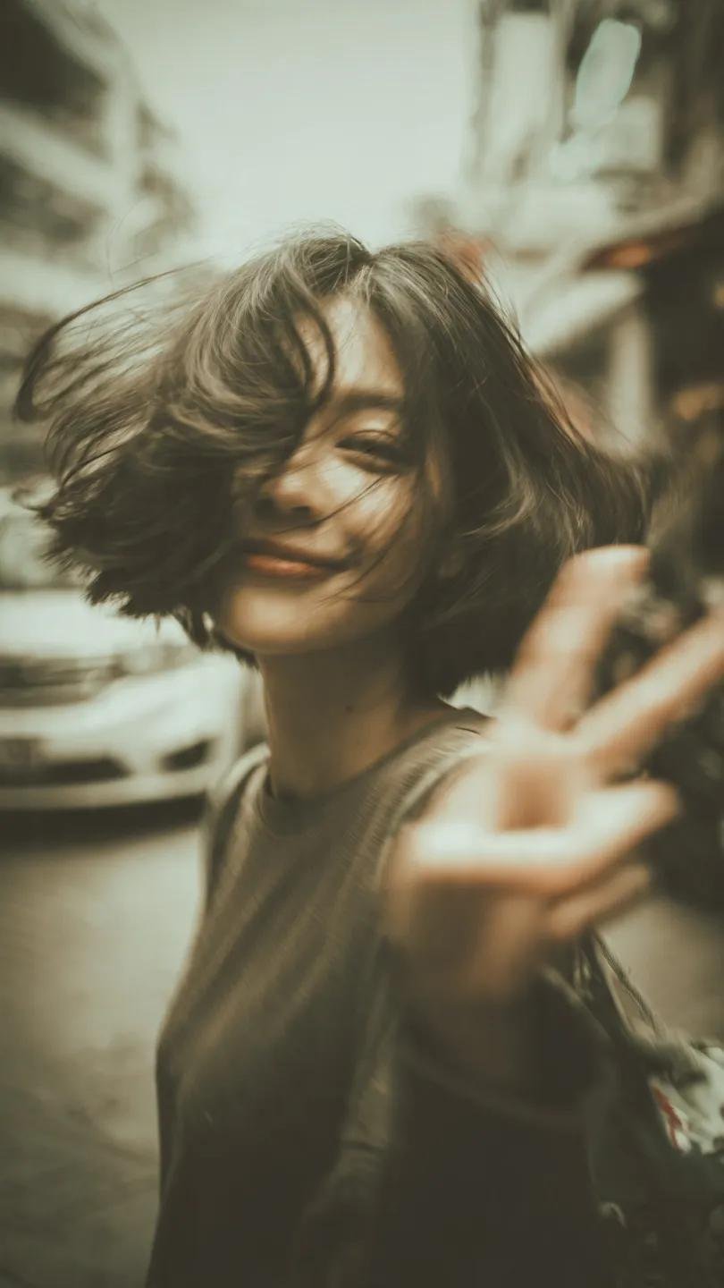 GPT IMAGE 2:Y2K街拍风年轻女性人像提示词